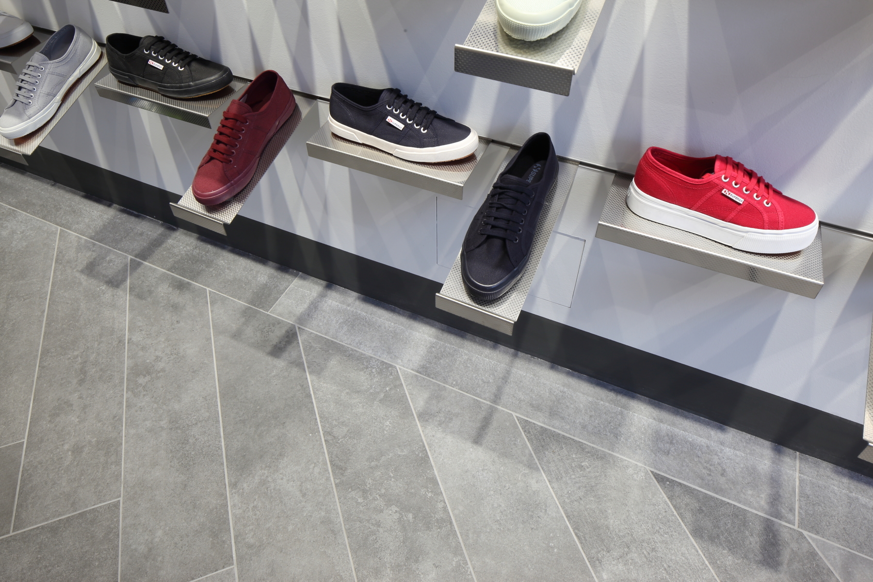 Negozio Superga - Milano | Ceramiche Caesar