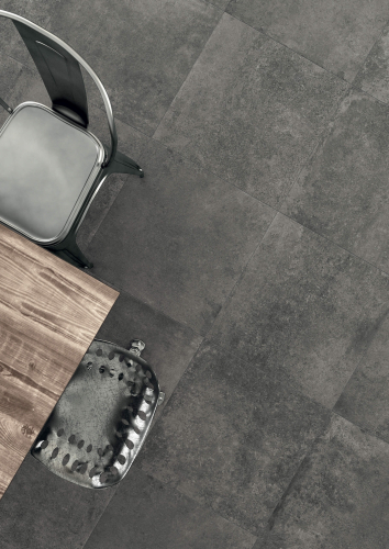 CAESAR STEP IN BAR DARK CLOSEUP PAVIMENTO