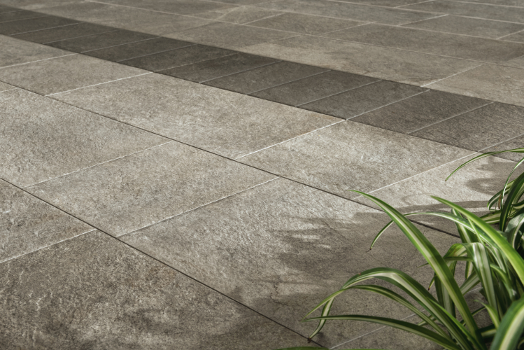 Piastrelle da esterno combinazione grigio chiaro scuro